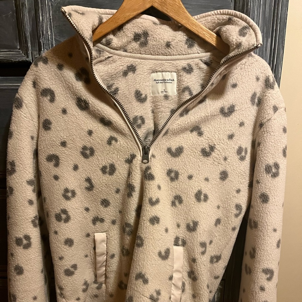 WHITE LEOPARD ABERCROMBIE PULLOVER!!!